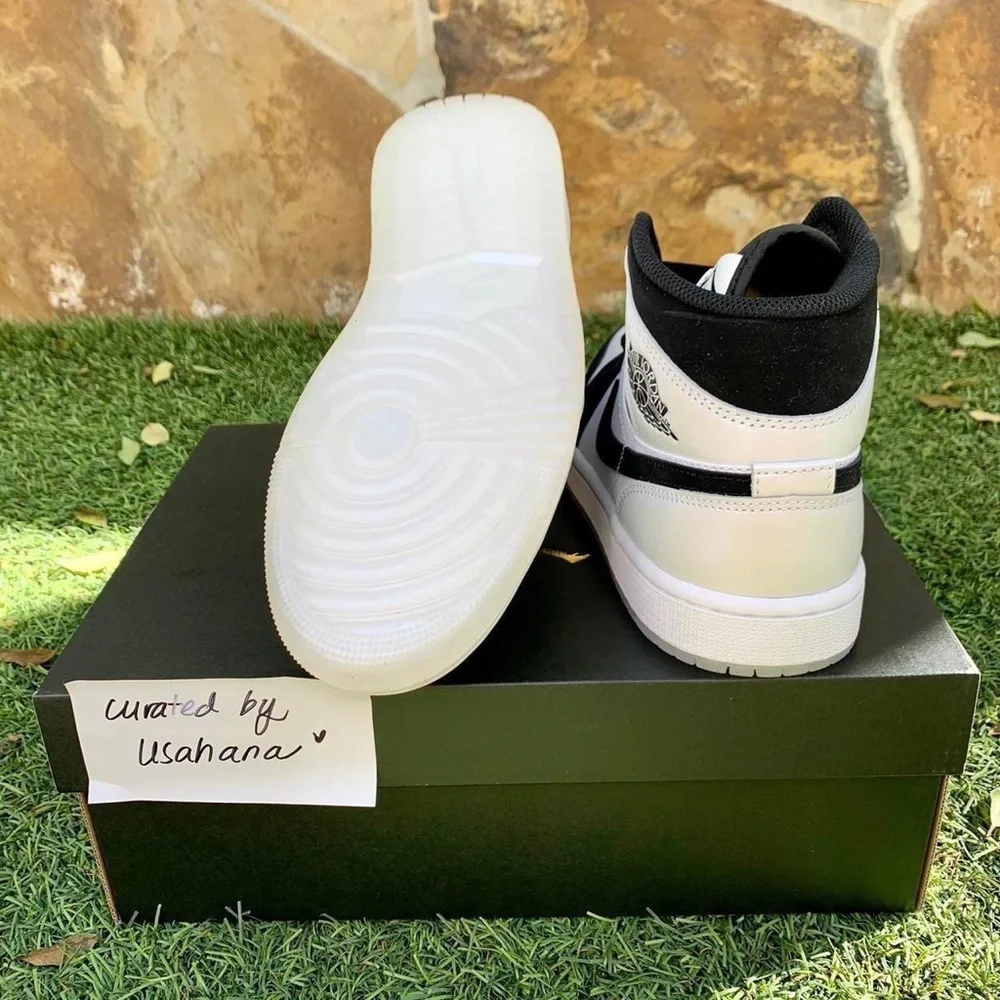 Men’s Nike Air Jordan 1 mid white black shoes - Picture 4 of 4